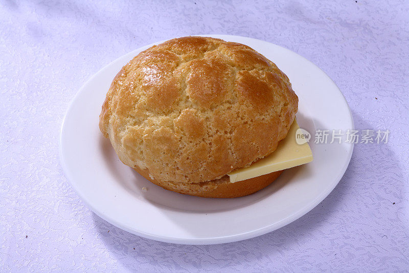 Pineapple Bun with butter (鲜油菠萝包)